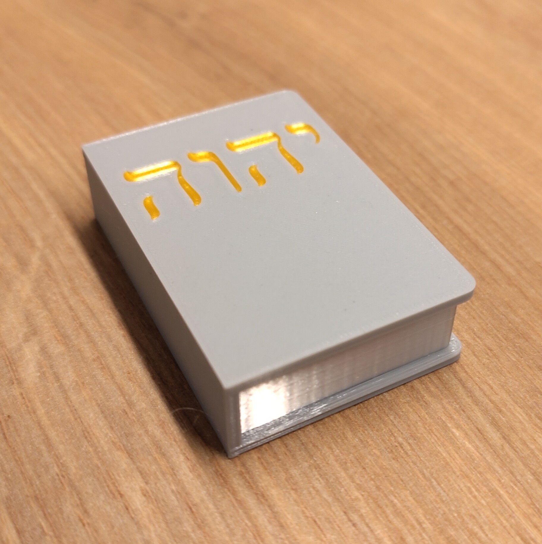 ein Bild von einem Pinguin der Hinterleuchtet ist.