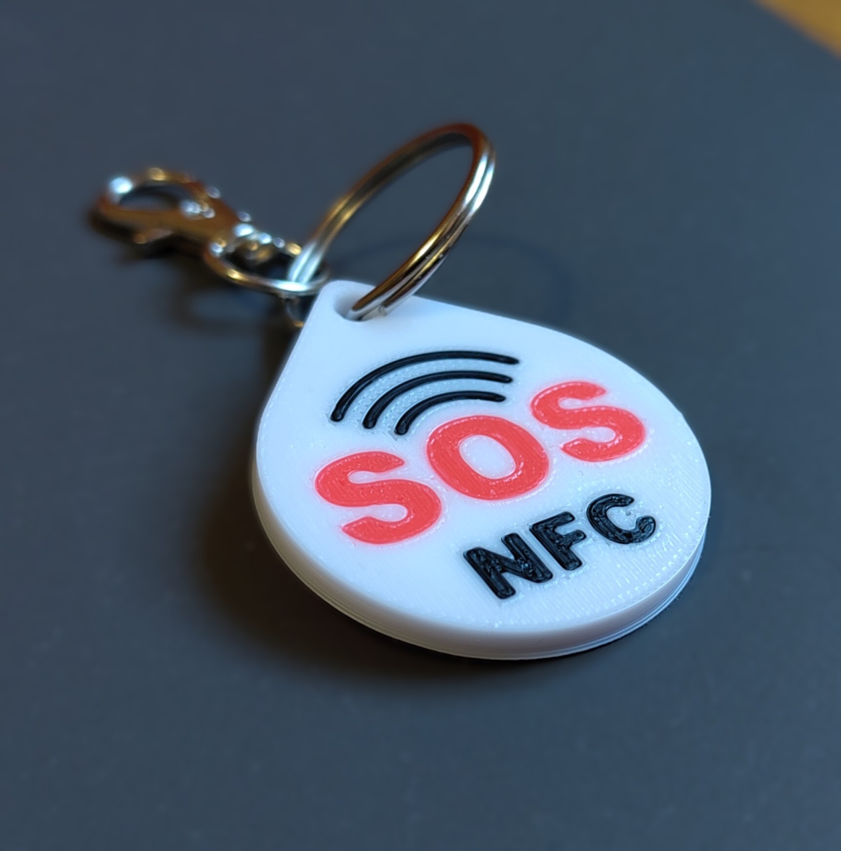 Abbildung eines Schlüsselanhängers mit SOS-Text und kein-Blut-Logo