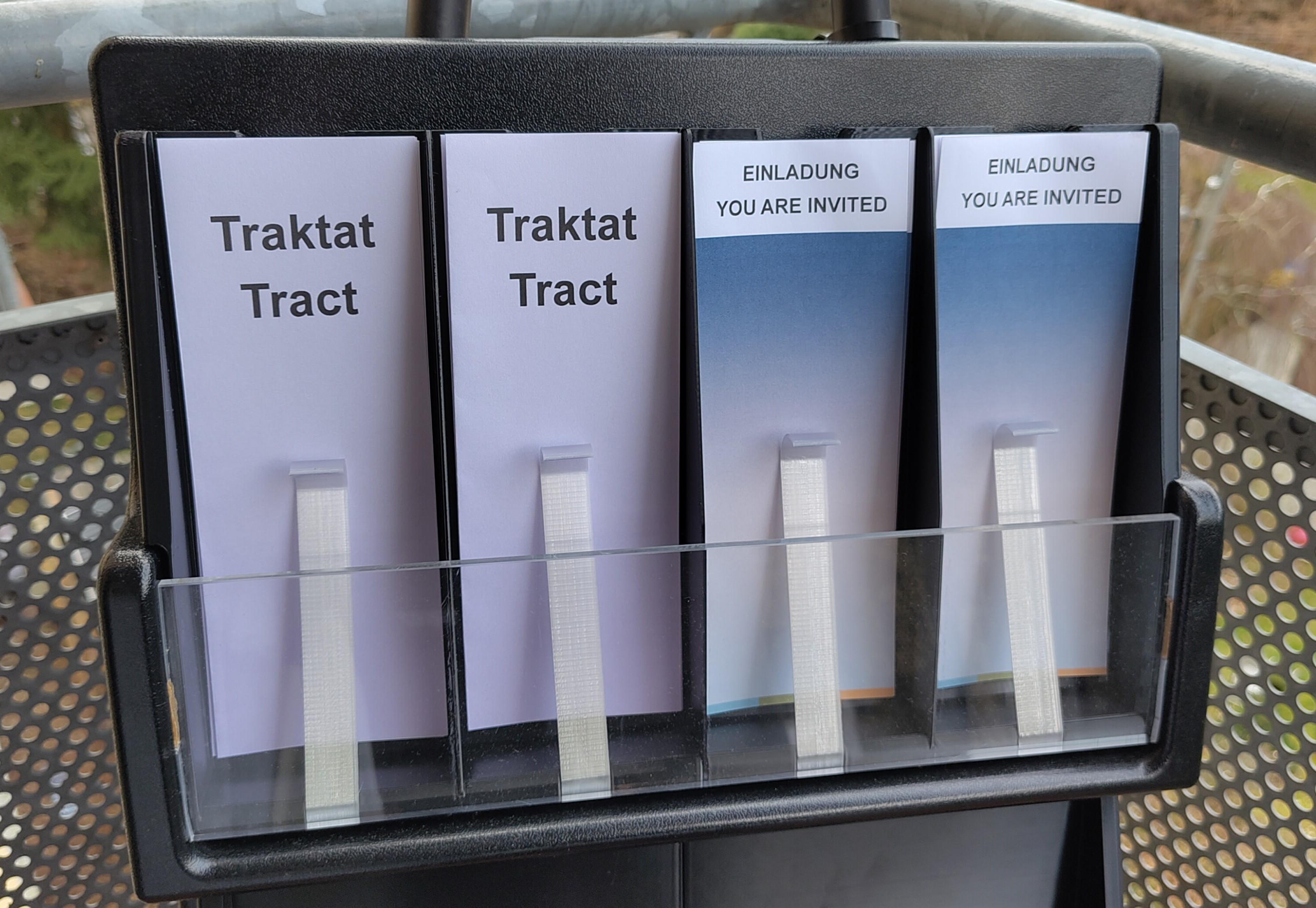 Darstellung eines oberen Fachs im Trolley, dessen Traktate mit Spangen gehalten werden.