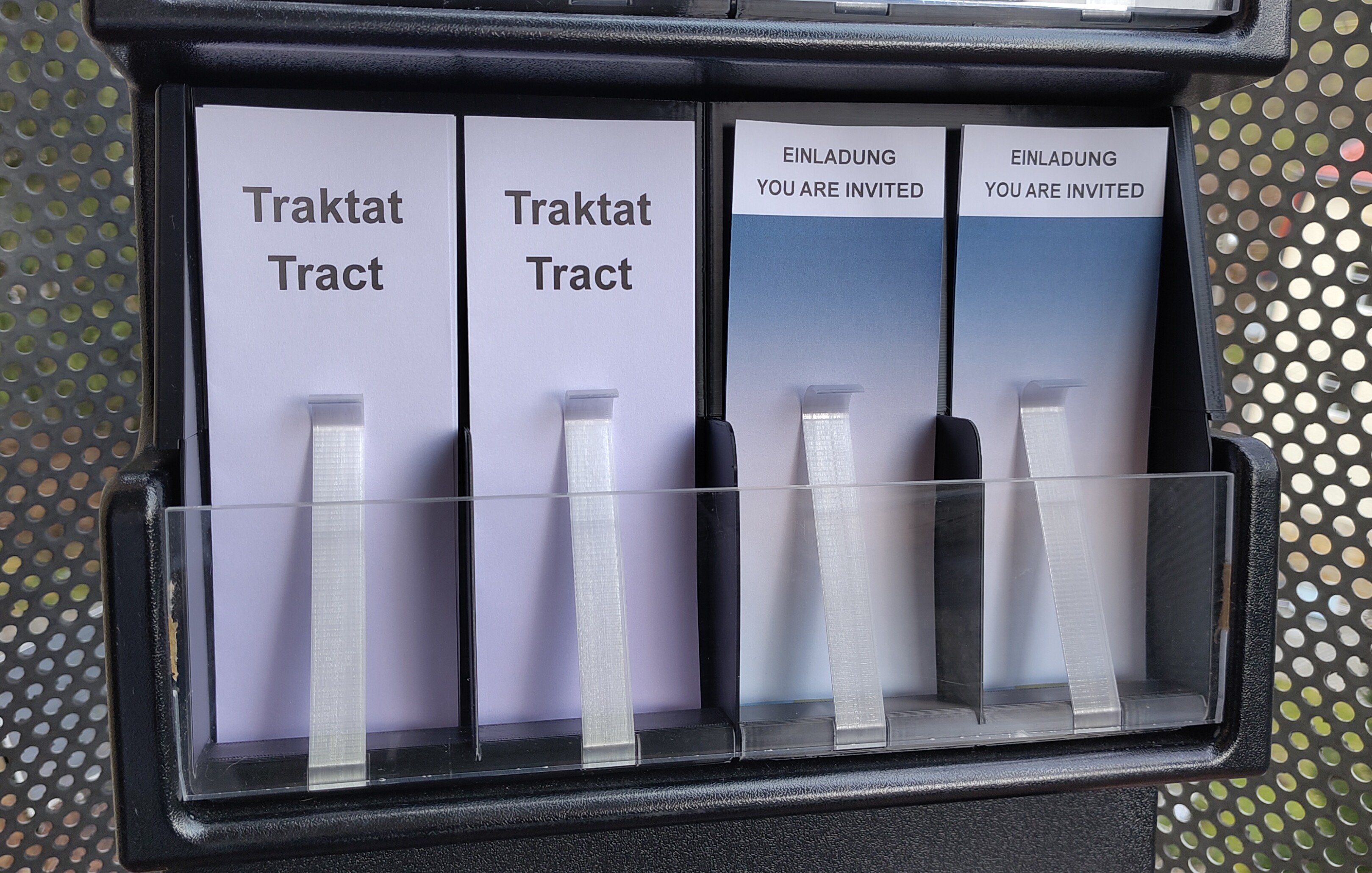 Darstellung eines mittleren Fachs im Trolley, dessen Traktate mit Spangen gehalten werden.