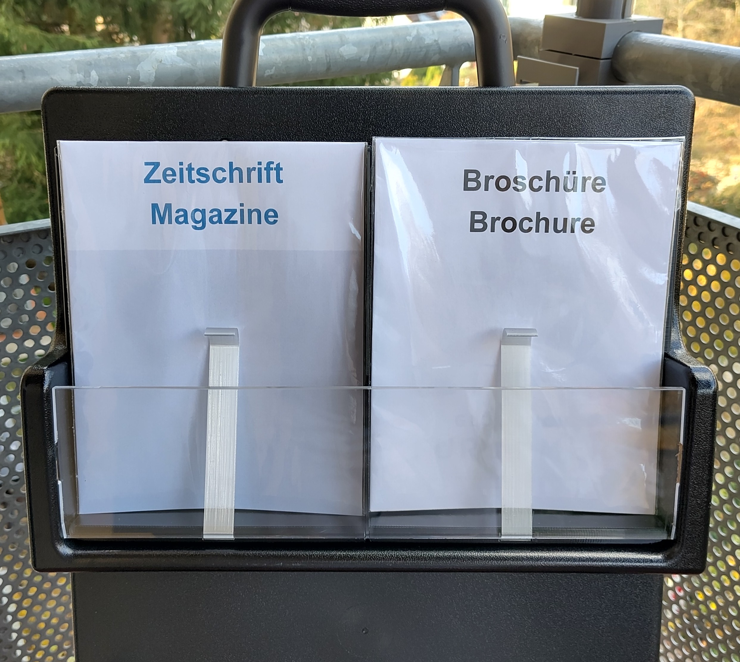 Foto eines gefüllten Zeitschriftenhalters