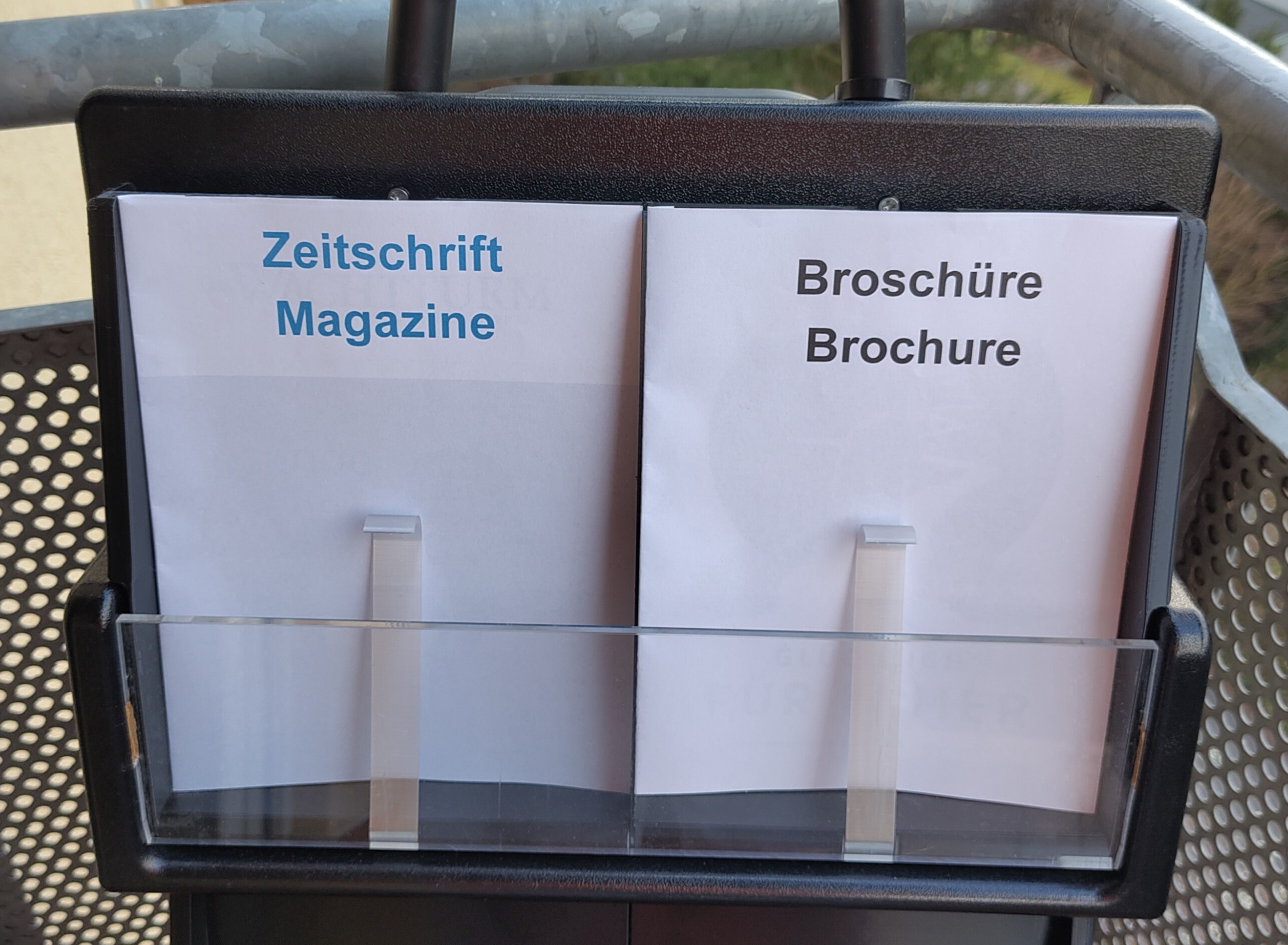 Darstellung eines oberen Fachs im Trolley, dessen Traktate mit Spangen gehalten werden.